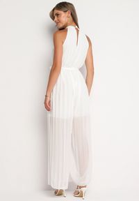 Born2be - Biały Taliowany Kombinezon z Dekoltem Typu Halter z Gumką w Pasie i Materiałowym Paskiem Xolefia. Okazja: na co dzień, na imprezę. Kolor: biały. Materiał: materiał. Styl: casual, elegancki #7