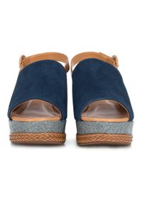 Wittchen - Damskie sandały z tłoczonego zamszu zabudowane. Nosek buta: okrągły. Zapięcie: sprzączka. Kolor: niebieski. Materiał: zamsz, skóra. Wzór: motyw zwierzęcy. Obcas: na koturnie. Styl: wakacyjny #3