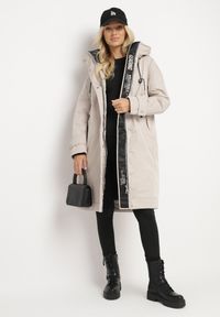 Born2be - Beżowa Pudełkowa Kurtka Typu Parka z Kapturem i Kieszeniami Kaithraea. Typ kołnierza: kaptur. Kolor: beżowy. Materiał: jeans. Sezon: zima. Styl: klasyczny, elegancki #4