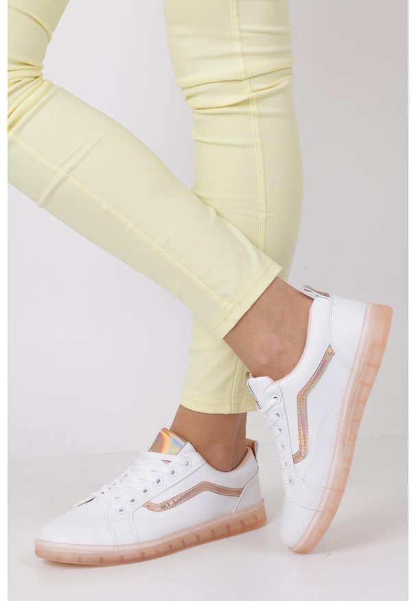 Casu - białe buty sportowe sznurowane z holograficzną wstawką i różową podeszwą casu 8-k693a. Kolor: biały, różowy, wielokolorowy. Materiał: materiał, skóra ekologiczna. Szerokość cholewki: normalna
