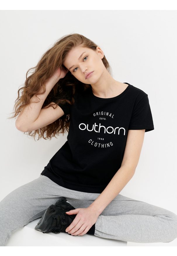 outhorn - T-shirt z nadrukiem damski - czarny. Kolor: czarny. Materiał: bawełna, jersey. Wzór: nadruk