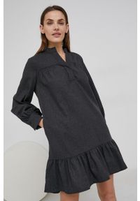 Answear Lab Sukienka bawełniana kolor czarny mini rozkloszowana. Typ kołnierza: kołnierzyk stójkowy. Kolor: czarny. Materiał: bawełna. Typ sukienki: rozkloszowane. Styl: wakacyjny. Długość: mini