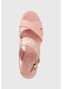 TOMMY HILFIGER - Tommy Hilfiger sandały SEASONAL WEBBING MID WEDGE damskie kolor różowy na koturnie FW0FW07091. Zapięcie: klamry. Kolor: różowy. Materiał: bawełna, guma. Obcas: na koturnie #5