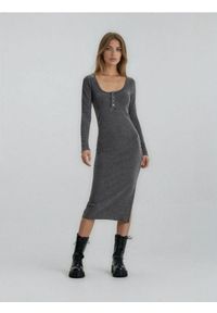 Sinsay - Sukienka midi z guzikami przy dekolcie - szary. Kolor: szary. Długość: midi #1