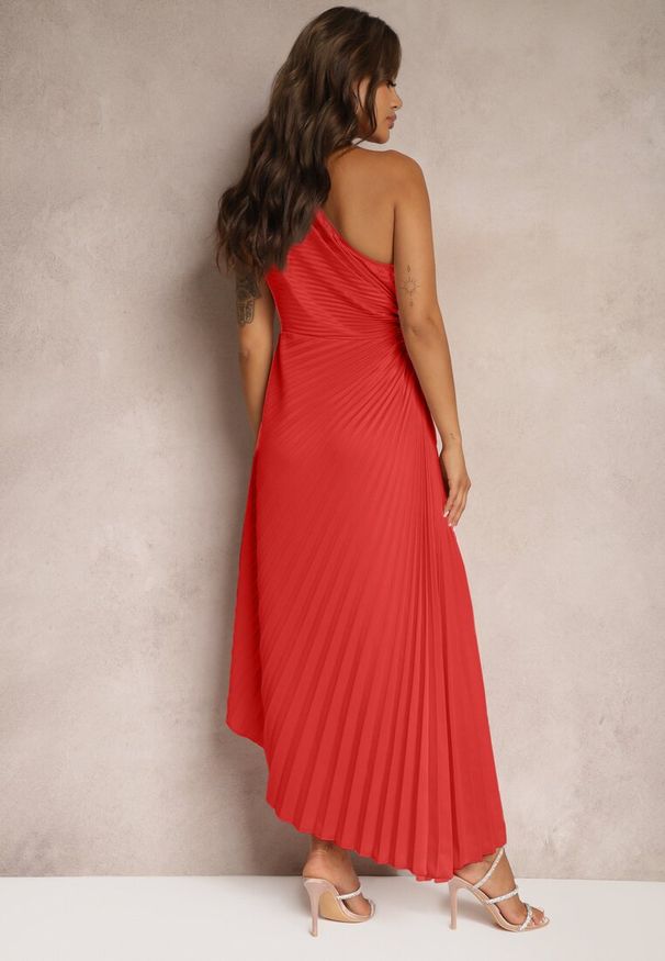 Renee - Czerwona Asymetryczna Sukienka z Plisowanym Dołem i Aplikacją w Kształcie Kwiatu Fevima. Kolor: czerwony. Wzór: kwiaty, aplikacja. Typ sukienki: asymetryczne. Styl: klasyczny