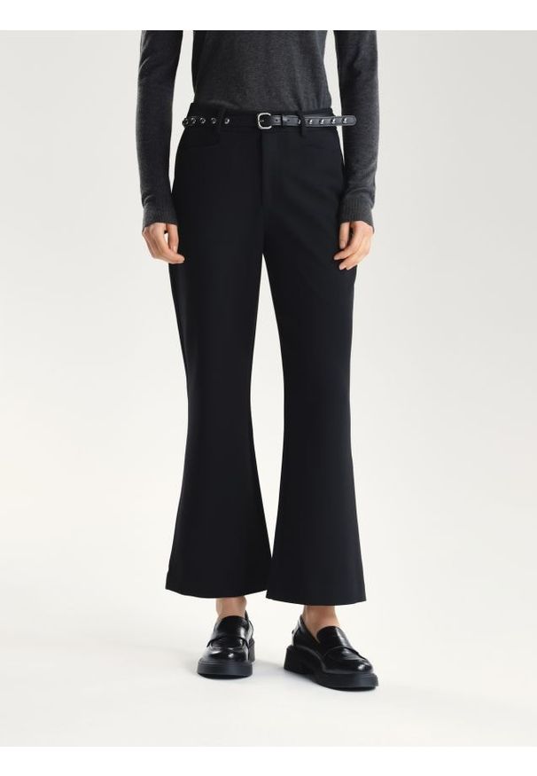 Reserved - Spodnie z ozdobnym paskiem - czarny. Kolor: czarny. Materiał: tkanina. Wzór: gładki
