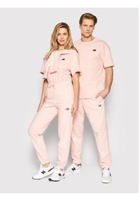 New Balance Spodnie dresowe Unisex UP21500 Różowy Athletic Fit. Kolor: różowy. Materiał: bawełna