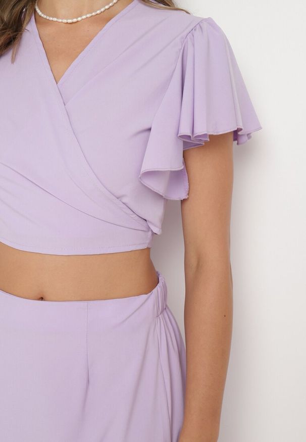 Born2be - Fioletowy 2-Częściowy Komplet Top Wiązany pod Biustem Spódnica z Gumką w Talii z Falbankami Agustins. Kolor: fioletowy. Materiał: materiał. Wzór: aplikacja