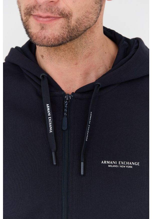 Armani Exchange - ARMANI EXCHANGE Granatowa bluza z kapturem. Typ kołnierza: kaptur. Kolor: niebieski