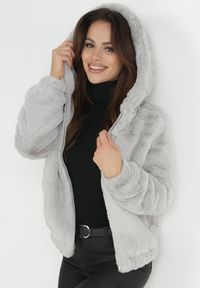 Born2be - Jasnoszara Kurtka Futerko Teddy Oversize Denon. Typ kołnierza: kaptur. Kolor: szary. Materiał: futro. Sezon: zima, jesień #4