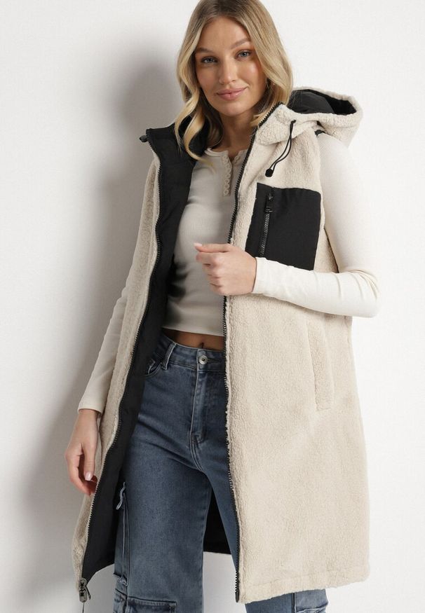 Born2be - Czarna Pikowana Kamizelka Dwustronna z Futerkiem Typu Baranek i Kapturem Lertiala. Okazja: na co dzień. Kolor: czarny. Materiał: futro. Wzór: aplikacja. Styl: elegancki, klasyczny, casual