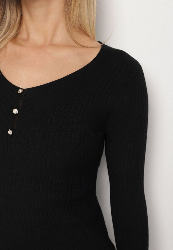 Born2be - Czarny Prążkowany Sweter z Dekoltem w Serek z Biżuteryjnymi Aplikacjami Ralinasa. Okazja: na co dzień. Typ kołnierza: dekolt w serek. Kolor: czarny. Materiał: prążkowany. Wzór: aplikacja. Styl: casual