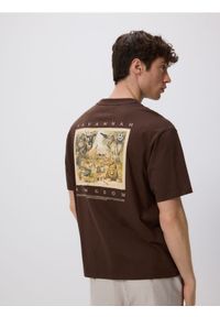 Reserved - T-shirt boxy z naszwyką - ciemnobrązowy. Kolor: brązowy. Materiał: bawełna, dzianina