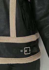 Born2be - Czarna Kurtka Biker z Imitacji Skóry i Kożuszkiem Venso. Kolor: czarny. Materiał: skóra. Wzór: aplikacja, paski #5