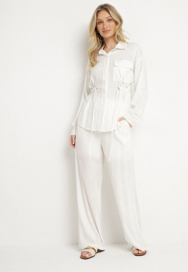 Born2be - Biały Komplet z Wiskozą Koszula Ściągana w Talii i Szerokie Spodnie Divellara. Kolor: biały. Materiał: wiskoza