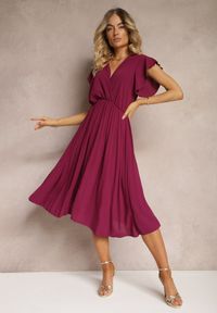 Renee - Bordowa Sukienka z Trójkątnym Dekoltem z Gumką w Pasie o Plisowanym Kroju Doetta. Kolor: czerwony. Długość rękawa: krótki rękaw. Styl: elegancki