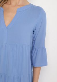 Born2be - Niebieska Rozkloszowana Sukienka z Wiskozy z Falbanami Izleia. Okazja: na co dzień. Kolor: niebieski. Materiał: wiskoza. Styl: elegancki, casual