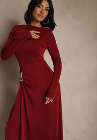 Renee - Bordowa Sukienka Koktajlowa z Marszczeniem i Metaliczną Ozdobą Retanda. Okazja: na randkę, do pracy, na spotkanie biznesowe, na imprezę. Kolor: czerwony. Wzór: aplikacja. Typ sukienki: asymetryczne. Styl: wizytowy #5
