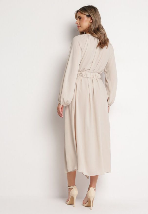Born2be - Jasnobeżowa Luźna Sukienka Maxi z Guzikami i Paskiem z Ozdobną Klamrą Liriti. Kolor: beżowy. Wzór: aplikacja. Długość: maxi