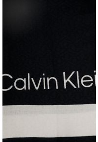 Calvin Klein chusta damska kolor czarny wzorzysta. Kolor: czarny. Materiał: materiał, tkanina