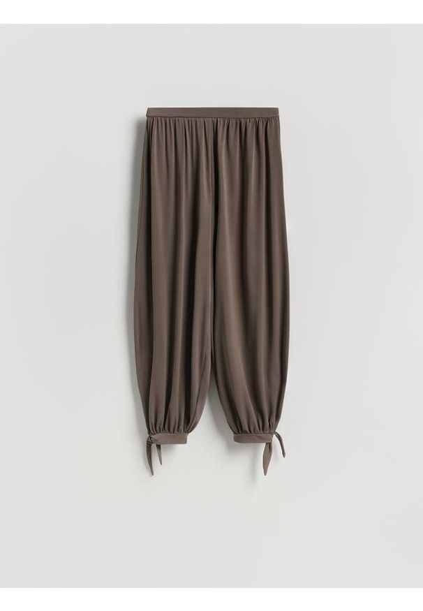 Reserved - Spodnie balloon - beżowy. Kolor: beżowy. Materiał: dzianina. Wzór: gładki