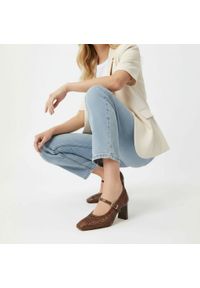 Czółenka damskie Hispanitas, z łączonych materiałów z ażurową cholewką o plecionym wykończeniu i paskiem, brązowe, RHV264609 Soho-V26. Zapięcie: pasek. Kolor: brązowy. Materiał: materiał. Szerokość cholewki: normalna. Wzór: ażurowy #1