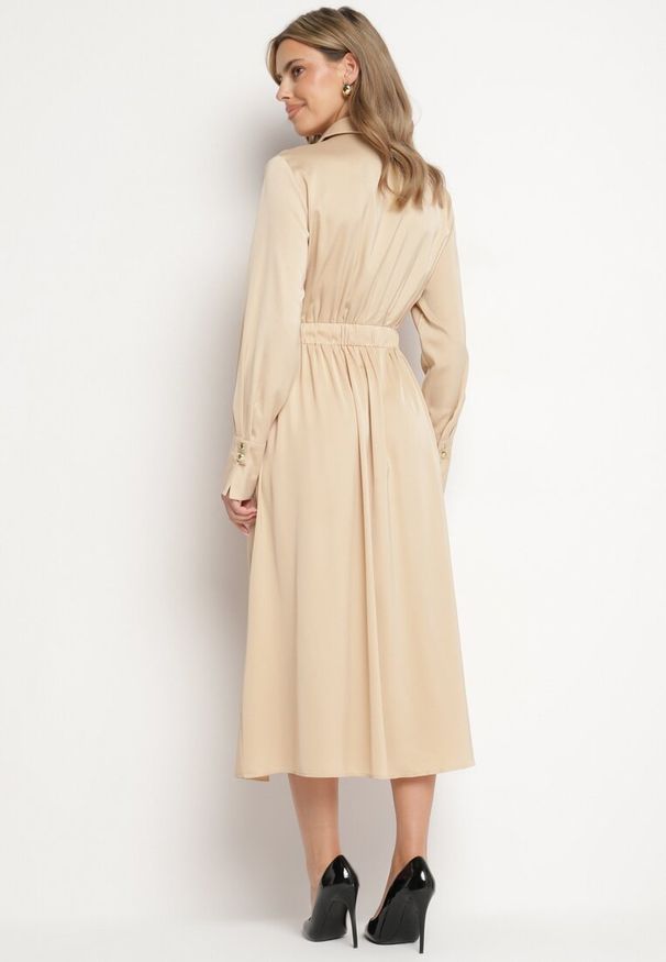 Born2be - Beżowa Rozkloszowana Sukienka o Koszulowym Kroju z Imitacją Kieszeni i Gumką w Talii Rizza. Okazja: na co dzień. Kolor: beżowy. Typ sukienki: koszulowe. Styl: wizytowy, casual, klasyczny, elegancki