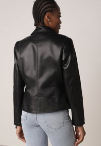 Born2be - Czarna Kurtka Ramoneska o Taliowanym Kroju z Suwakami przy Rękawach Harirra. Okazja: na co dzień. Kolor: czarny. Materiał: poliester, skóra, jeans. Styl: casual, elegancki, klasyczny #3