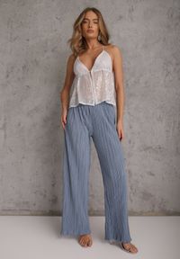 Renee - Niebieskie Plisowane Spodnie High Waist z Szerokimi Nogawkami Sedalia. Stan: podwyższony. Kolor: niebieski. Materiał: satyna #3