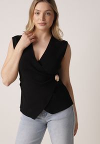 Born2be - Czarna Bluzka z Wiskozą Kopertowym Dekoltem i Metalową Klamrą z Boku Sanviel. Kolor: czarny. Materiał: wiskoza #8