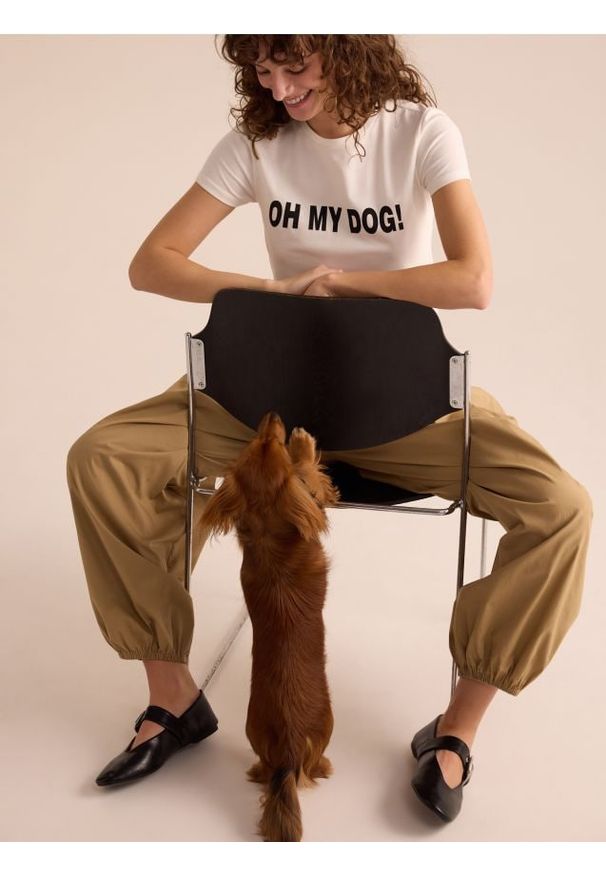 Reserved - T-shirt z napisem - złamana biel. Materiał: dzianina, bawełna. Wzór: napisy