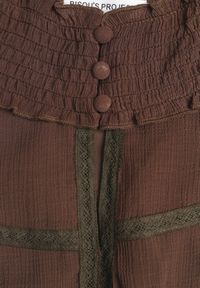 Born2be - Brązowa Rozkloszowana Sukienka Ozdobiona Falbanami Paskiem i Guzikami Nevissia. Okazja: na co dzień. Kolor: brązowy. Materiał: poliester, materiał. Wzór: aplikacja. Styl: casual, elegancki, klasyczny #3