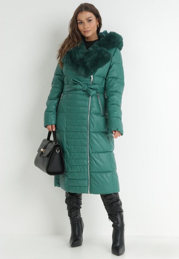 Born2be - Zielona Kurtka Długa Pikowana Płaszcz z Imitacji Skóry z Futerkiem Sezee. Kolekcja: dla wysokich. Kolor: zielony. Materiał: skóra, futro. Długość: długie. Sezon: zima, jesień