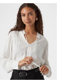 Vero Moda Bluzka Bumpy 10300602 Biały Regular Fit. Kolor: biały. Materiał: wiskoza