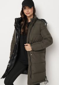 Born2be - Czarno-Zielona Pikowana Kurtka Dwustronna z Odpinanym Kapturem Mocno Ocieplana Renirra. Okazja: na co dzień. Typ kołnierza: golf. Kolor: czarny. Materiał: jeans, wełna. Długość: długie. Wzór: gładki. Sezon: zima. Styl: klasyczny, elegancki, casual #3