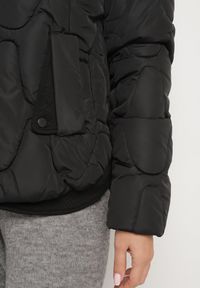 Born2be - Czarna Pikowana Kurtka z Materiałowym Kapturem i Kieszeniami Ravalynne. Okazja: na co dzień, na spacer. Kolor: czarny. Materiał: materiał. Styl: sportowy, klasyczny, casual, elegancki #4