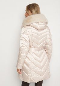 Born2be - Beżowa Pikowana Kurtka z Wiązanym Paskiem i Kapturem z Futerkiem Fenama. Okazja: na spacer, na co dzień. Kolor: beżowy. Materiał: futro. Styl: elegancki, casual #5