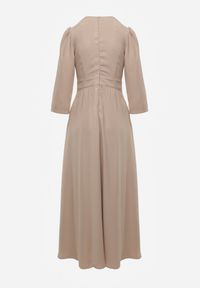 Renee - Beżowa Elegancka Sukienka o Kopertowym Kroju Zdobiona Aplikacją w Talii Zilendra. Kolor: beżowy. Wzór: aplikacja. Typ sukienki: kopertowe. Styl: elegancki #7