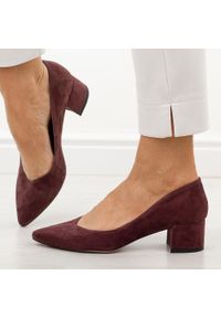 Śliwkowe zamsz skórzane Polskie czółenka damskie na obcasie Prestige 2235/obl. Okazja: na co dzień, na spotkanie biznesowe, do pracy. Kolor: fioletowy. Materiał: zamsz, skóra. Szerokość cholewki: normalna. Sezon: wiosna, jesień, lato. Obcas: na obcasie. Styl: biznesowy, elegancki, casual, klasyczny, wizytowy. Wysokość obcasa: niski #1
