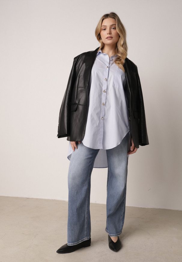 Born2be - Niebieska Bawełniana Koszula Oversize z Biżuteryjnymi Guzikami Adrearina. Okazja: na co dzień. Typ kołnierza: kołnierzyk klasyczny. Kolor: niebieski. Materiał: bawełna. Długość: długie. Wzór: gładki. Styl: casual, klasyczny