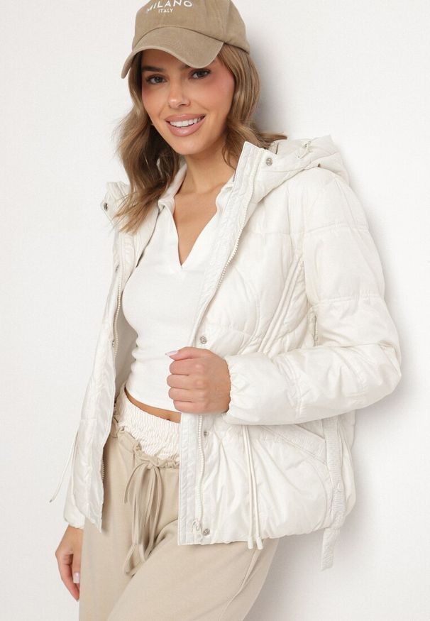 Born2be - Biała Kurtka z Kapturem Ozdobiona Przeszyciami i Sznurkami Boledia. Okazja: na co dzień. Typ kołnierza: kaptur. Kolor: biały. Materiał: jeans. Wzór: aplikacja. Styl: casual