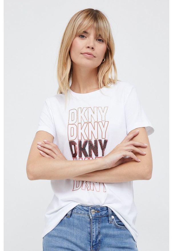 DKNY - Dkny t-shirt damski kolor biały. Okazja: na co dzień. Kolor: biały. Materiał: dzianina. Długość rękawa: krótki rękaw. Długość: krótkie. Wzór: aplikacja. Styl: casual