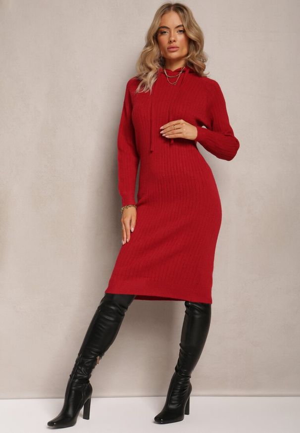 Renee - Bordowa Wełniana Sukienka w Prążki z Kapturem Opiuda. Okazja: na co dzień. Typ kołnierza: kaptur. Kolor: czerwony. Materiał: wełna. Długość rękawa: długi rękaw. Wzór: prążki. Typ sukienki: sportowe. Styl: casual, elegancki, sportowy