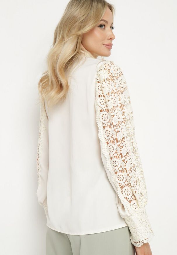 Born2be - Beżowa Koszula Ozdobiona Koronką ze Stójką Arisiae. Okazja: do pracy. Typ kołnierza: kołnierzyk stójkowy. Kolor: beżowy. Długość: długie. Wzór: aplikacja, koronka. Materiał: koronka. Długość rękawa: długi rękaw. Sezon: wiosna, lato. Styl: klasyczny