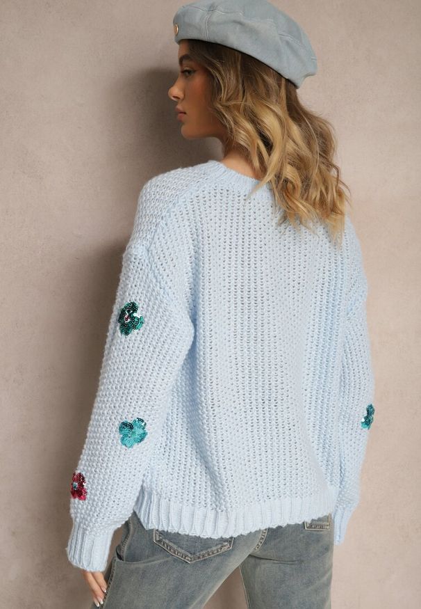 Renee - Jasnoniebieski Sweter z Wiskozą Zdobiony Cekinowymi Aplikacjami z Kwiatami Edalora. Okazja: na co dzień. Kolor: niebieski. Materiał: wiskoza. Długość rękawa: długi rękaw. Długość: długie. Wzór: aplikacja, kwiaty. Styl: klasyczny, elegancki, casual
