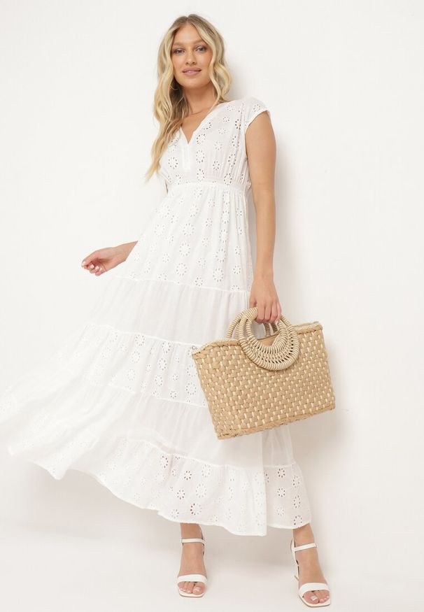Born2be - Biała Bawełniana Rozkloszowana Sukienka z Ażurowym Wzorem i Gumką w Talii Ozdobiona Guzikami Venevia. Typ kołnierza: dekolt w kształcie V. Kolor: biały. Materiał: bawełna. Wzór: aplikacja, ażurowy. Styl: klasyczny, elegancki