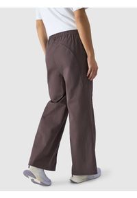 4f - Spodnie casual z szerokimi nogawkami damskie - brązowe. Okazja: na co dzień. Kolor: brązowy. Materiał: materiał, bawełna, tkanina, poliamid. Styl: casual