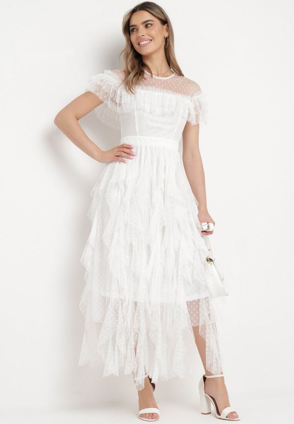 Born2be - Biała Sukienka z Przezroczystego Materiału Rozkloszowana Ozdobiona Koronką Pela. Okazja: na co dzień. Kolor: biały. Materiał: koronka, materiał. Długość rękawa: krótki rękaw. Wzór: aplikacja, koronka. Typ sukienki: proste, rozkloszowane. Styl: casual, klasyczny