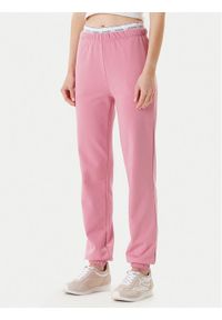 Guess Spodnie dresowe O5RB01 KCO31 Różowy Regular Fit. Kolor: różowy. Materiał: bawełna