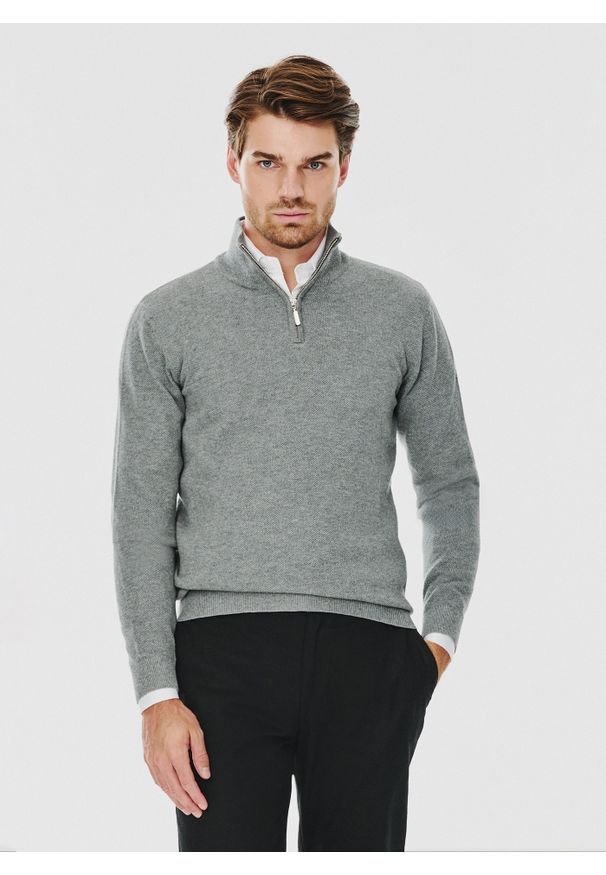 Pako Lorente - PAKO LORENTE – Szary sweter z wysoką stójką zapinaną na zamek. Typ kołnierza: kołnierzyk stójkowy. Kolor: czerwony, szary. Materiał: bawełna. Sezon: zima, jesień